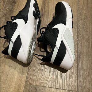 Nike Legend Essential 2 Black White Women's Size 8.5 CQ9545-001 New